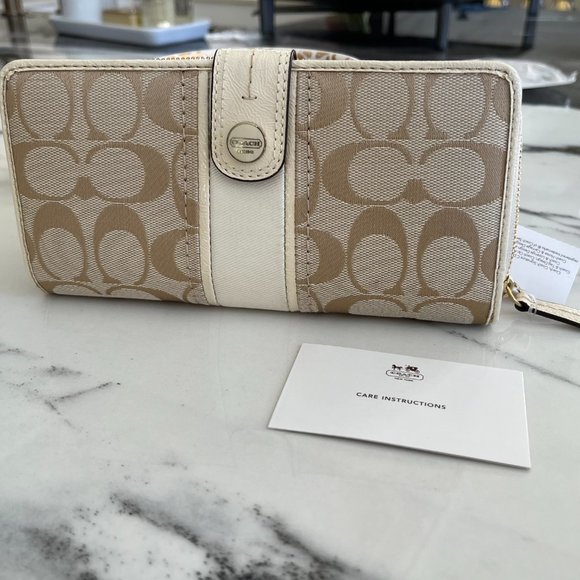 Coach Wallet - Monogram with White Leather - New With Tags - Picture 11 of 11